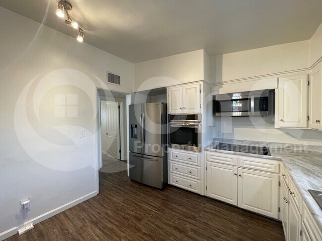 Foto del edificio - 2439 E 8th St