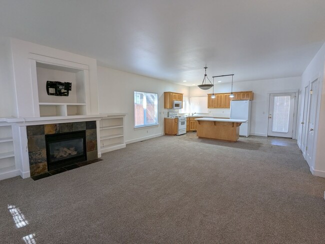 Building Photo - Adorable single-level 3x2 in desirable Fox...