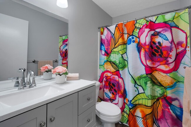 Foto del edificio - Two bedroom townhome, bath and half with w...