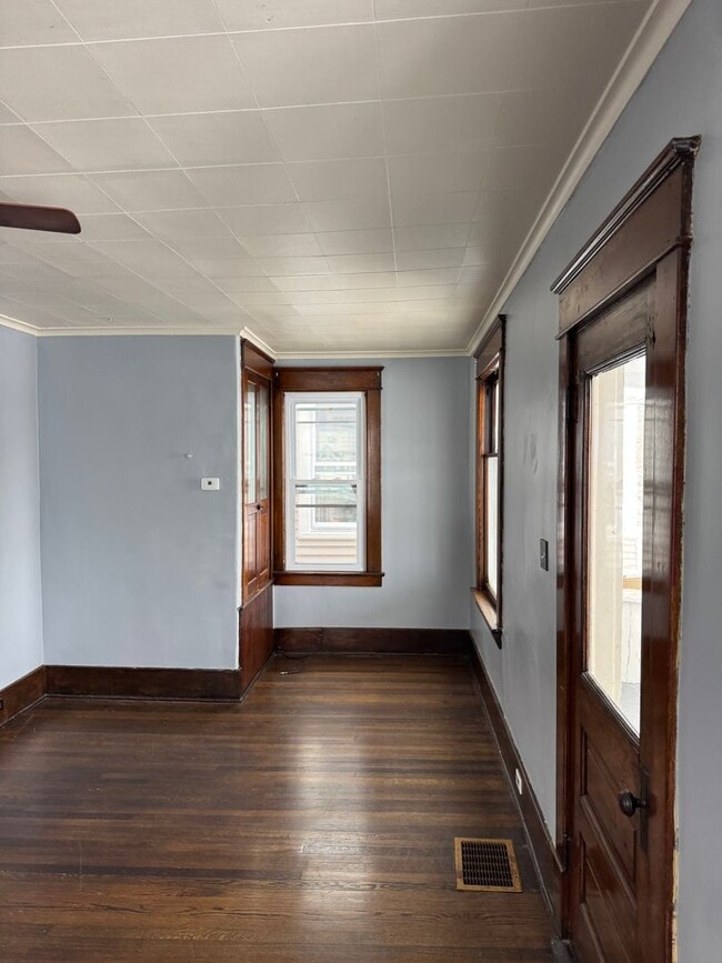 Building Photo - 1245 W 9th St