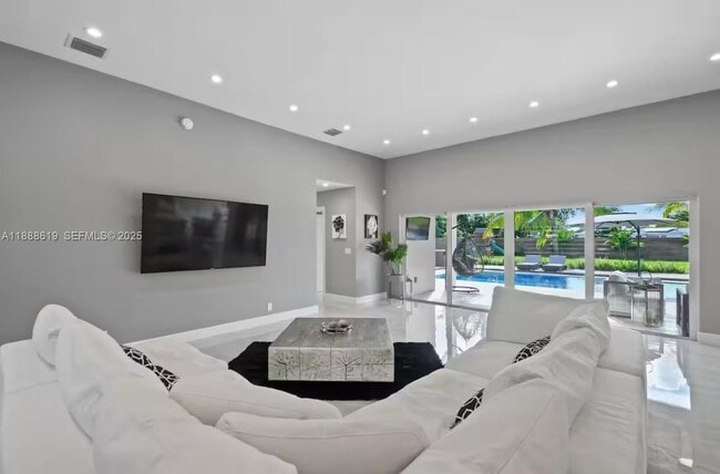 Foto del edificio - 7101 W Lake Dr