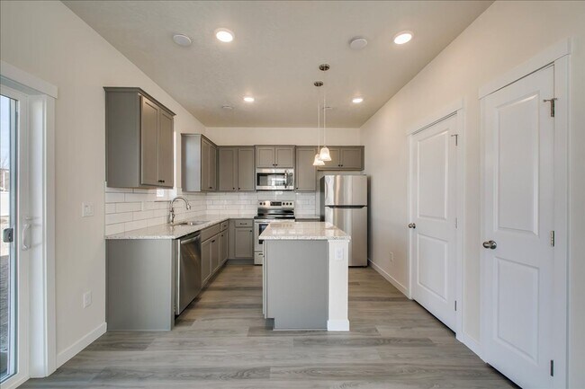 Foto del edificio - Two Story Townhome Located Off Of Amity & Five Mile!