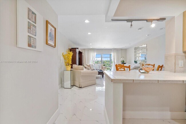 Foto del edificio - 875 NE 195th St