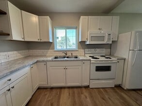 Building Photo - 2909 W Hood Ave