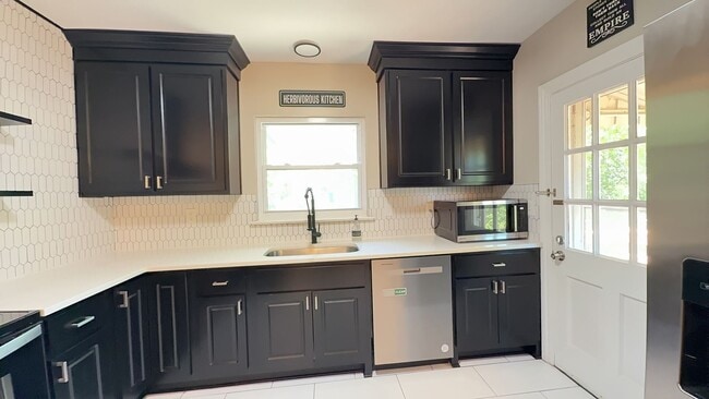 Photo - Charming 2BR with Sunroom, Hardwood Floors & Lawn Care Included House