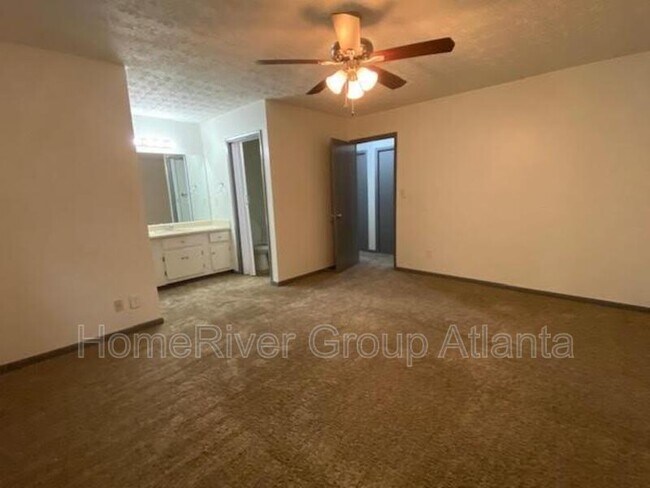 Building Photo - 2700 Phillips Dr SW