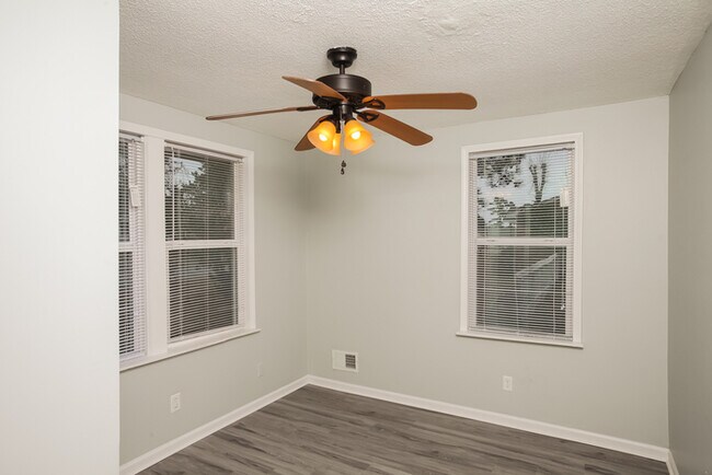 Foto del edificio - 1744 Woodford Rd