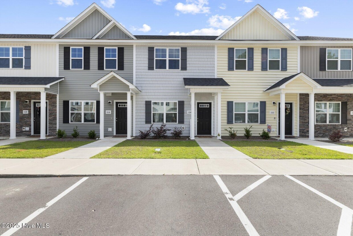 Primary Photo - 104 Jaydn Dr E
