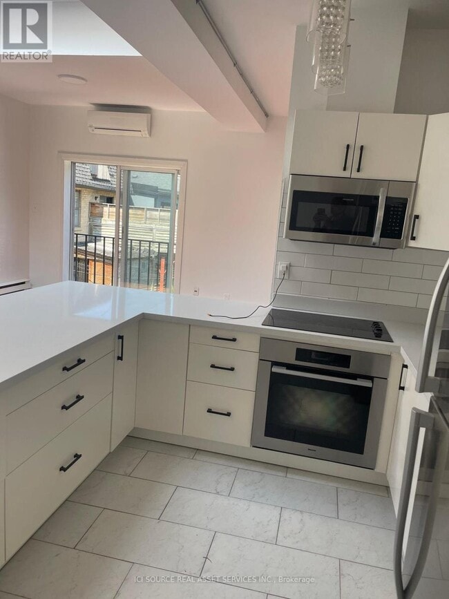 Building Photo - 754 Queen St E