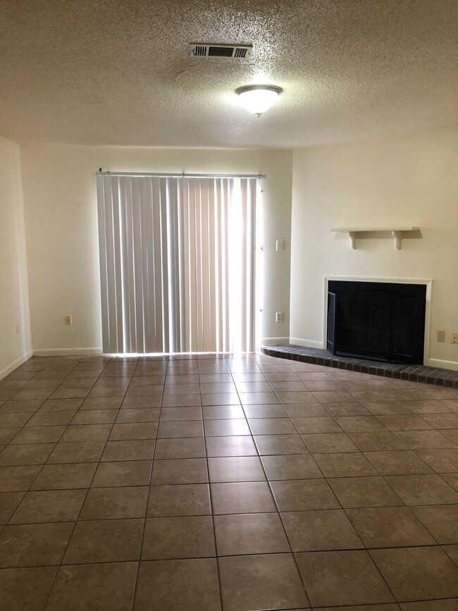 Building Photo - 2 bedroom 2 bath town home in a gated comm...