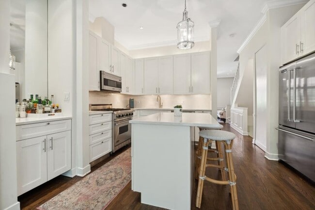 Building Photo - 3 bedroom in Chicago IL 60610