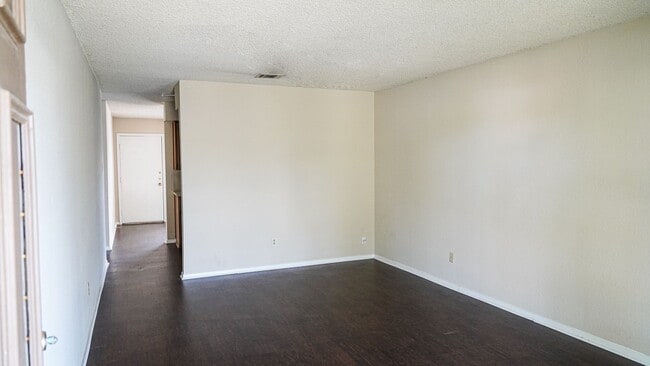 Building Photo - E 105-107 Eldorado