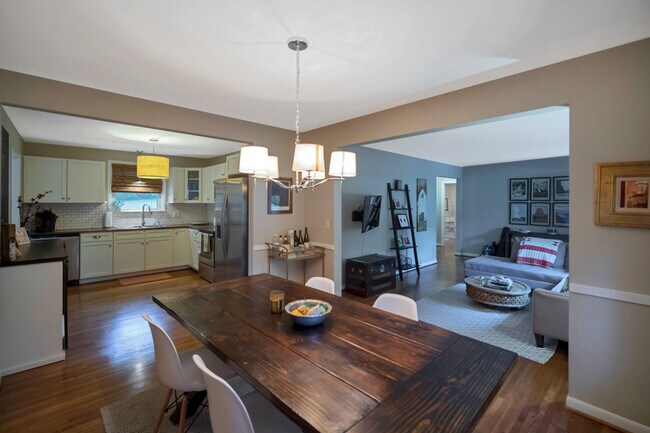 Building Photo - 1008 Milesdale Dr