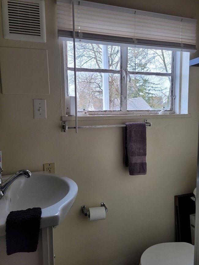 Building Photo - 343 1/2 S. Main