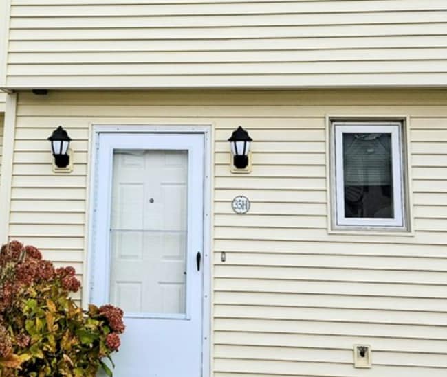Building Photo - Newly Renovated Townhouse Style Condo For Rent in Johnston!