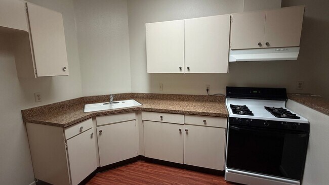 Foto del edificio - ? Just listed and won’t last long! 2 bed, 1.5 bath condo with private patio yard & in-unit washer...