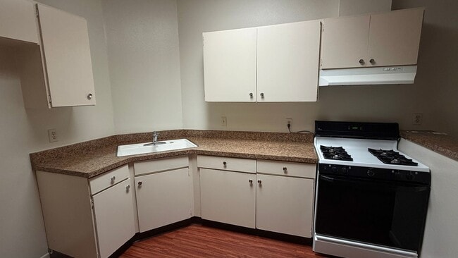 Building Photo - ? Just listed and won’t last long! 2 bed, 1.5 bath condo with private patio yard & in-unit washer...
