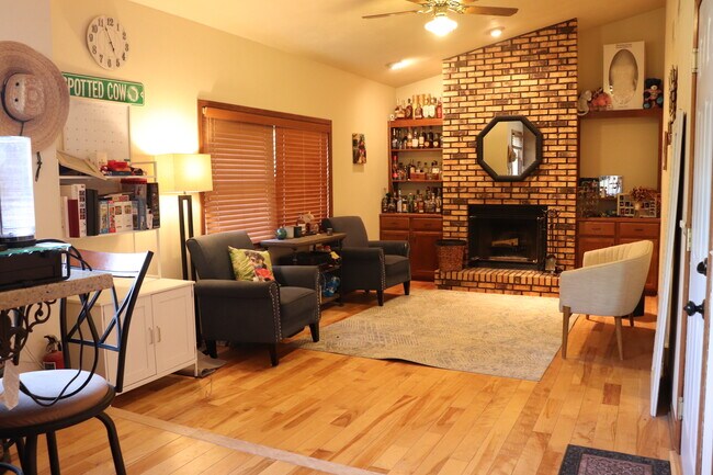 Foto del edificio - 571 Harvest Ln