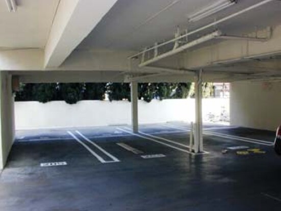 Estacionamiento - 4922 S Slauson Ave