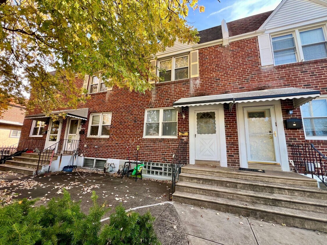 Foto principal - Gorgeous 3-Bedroom Townhome in Ambler! Ava...