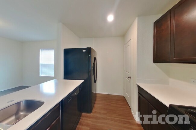 Foto del edificio - 5672 McClelland St