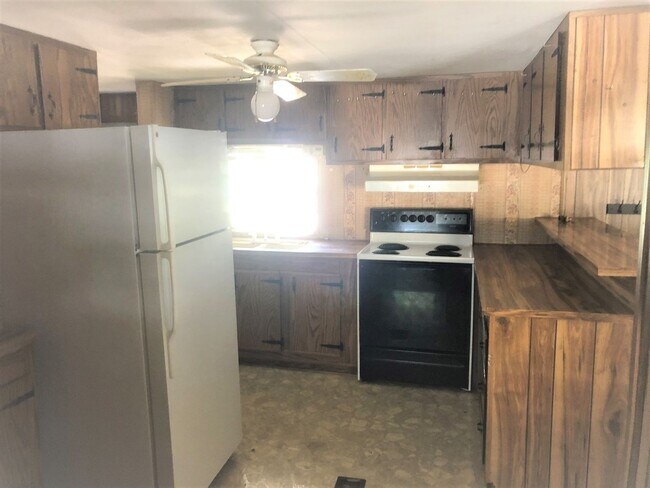 Foto del edificio - SPACIOUS 3BR/2BA Double Wide ! Convenient ...