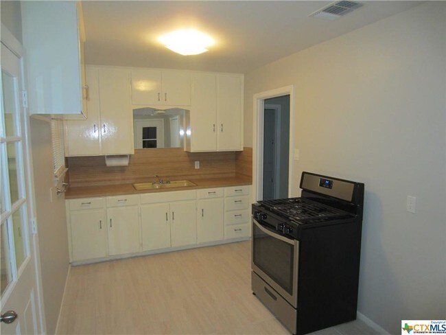 Building Photo - 1522 Alamo Dr