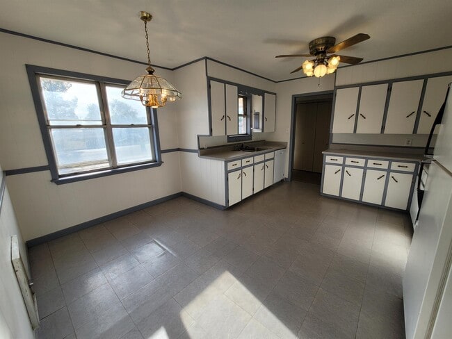 Building Photo - 212 N Globe Ave