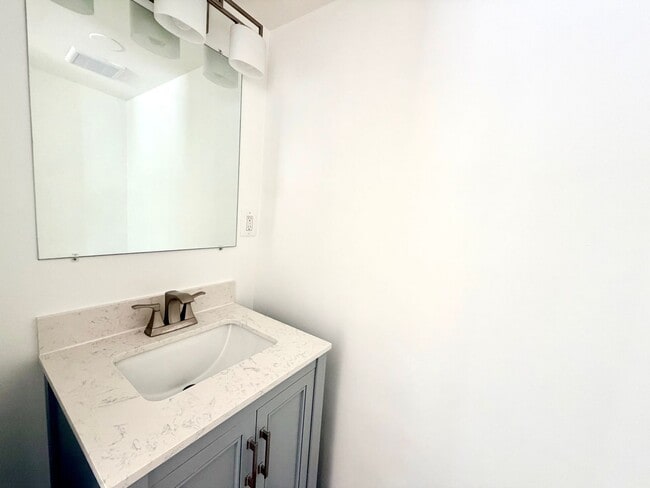 Building Photo - Spacious & Updated Pasadena Townhome for Rent