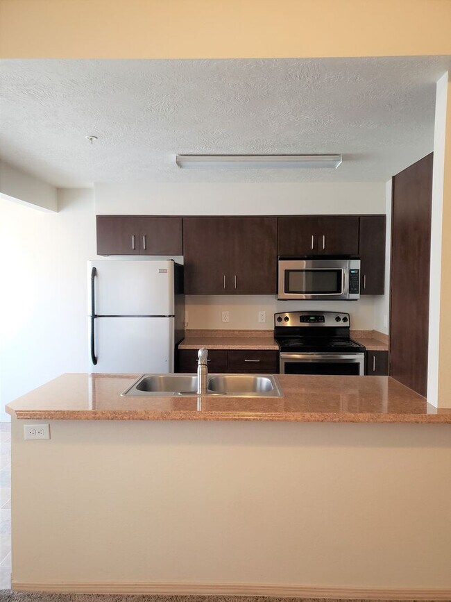 Building Photo - 1001 W Broadway Ave