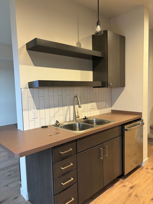 Building Photo - New, Pet Friendly, 2 bed 2 bath Townhouses!