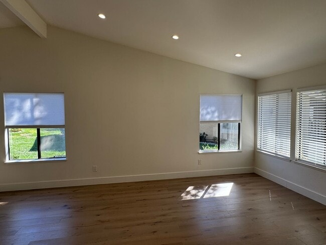 Building Photo - Updated Brentwood model in Leisure Village