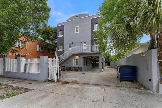 Building Photo - 1421 SW 3rd St