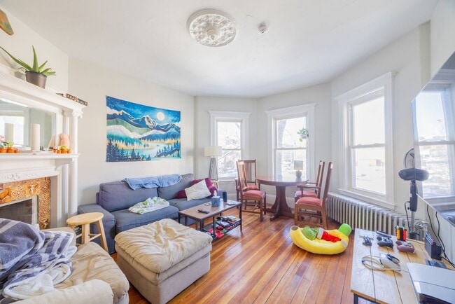 NICE ALLSTON 4.5 BED/2 BATH ON BRAINERD RD W/ HT&HW INCLUDED - NICE ALLSTON 4.5 BED/2 BATH ON BRAINERD RD W/ HT&HW INCLUDED House