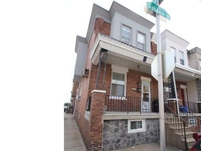 corner property has less neighbor noise and more parking available - 2516 E Oakdale St
