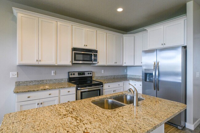 Foto del edificio - 4 Bed 3.5 Bath Townhome in Bluffdale!!! January Rent Free!!