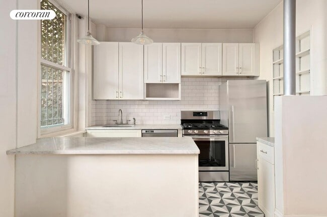 Building Photo - 37 Bank St