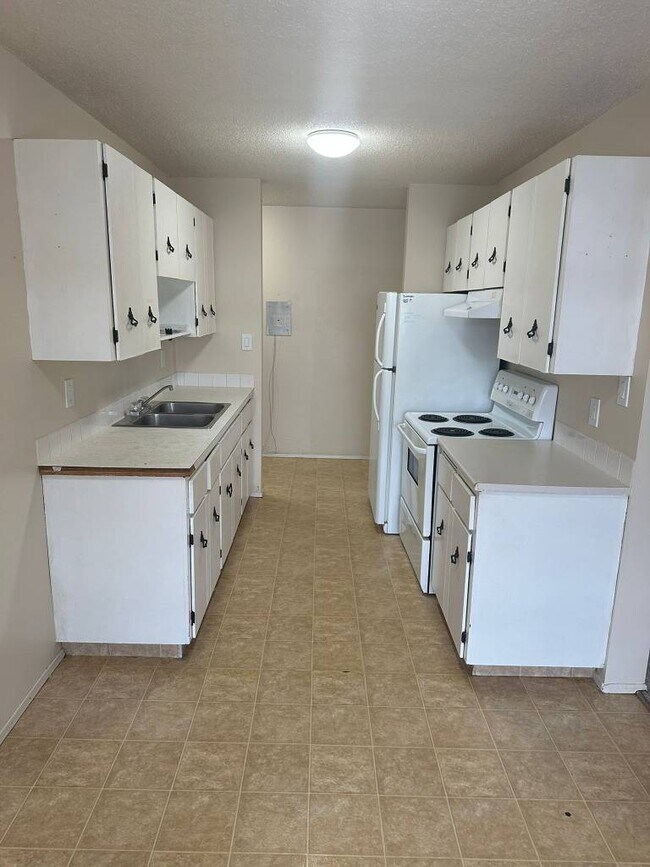 Building Photo - 4507-244 44 Ave