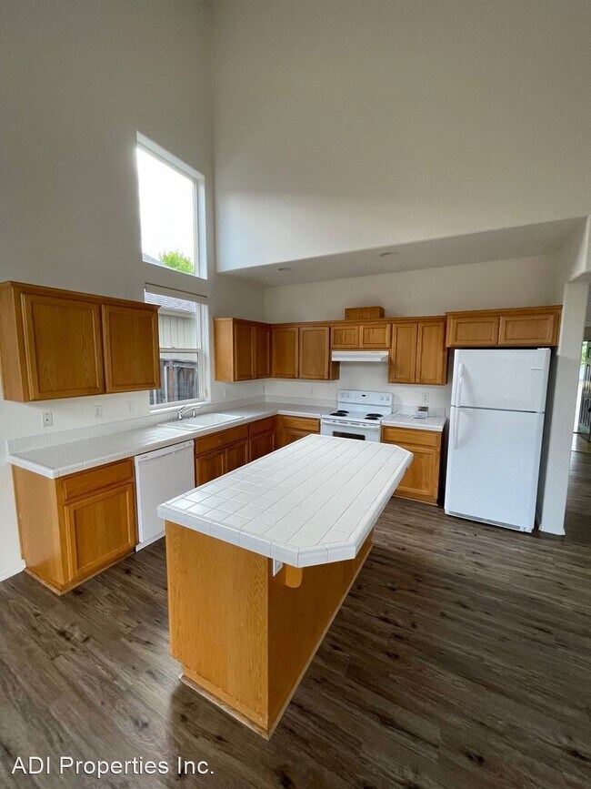 Foto del edificio - 4 br, 2.5 bath House - 8599 NE Alder St.