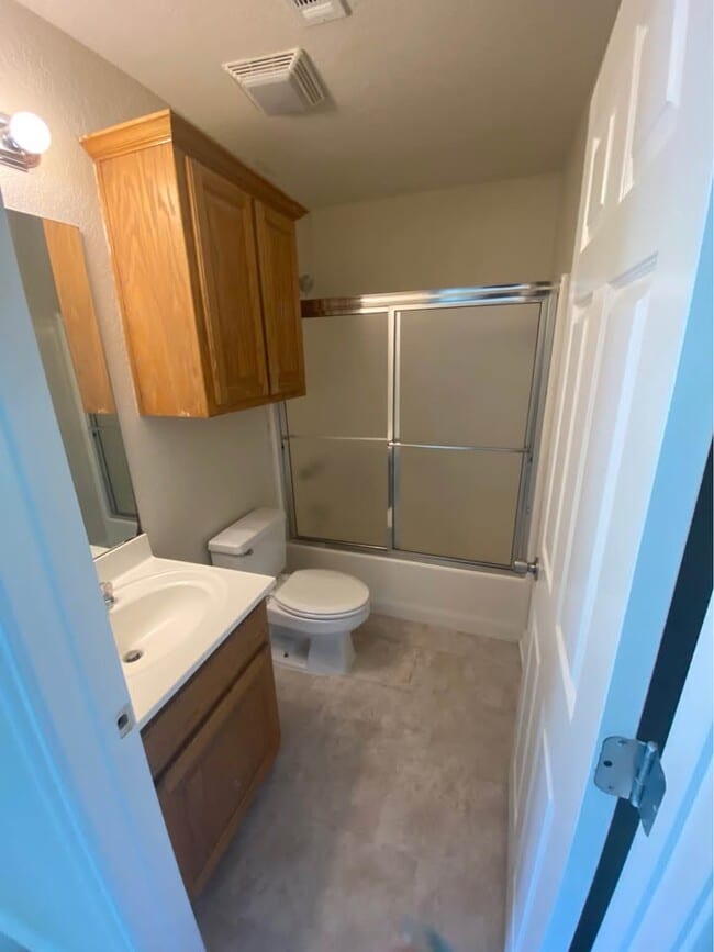 Building Photo - 600 N 5th St