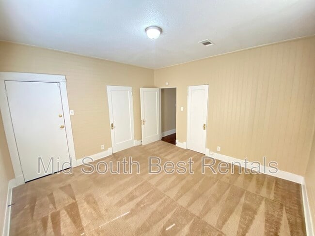 Building Photo - 864 N Willett St
