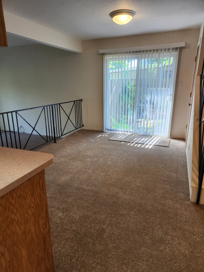 Foto del edificio - 6043 Leafwood Dr