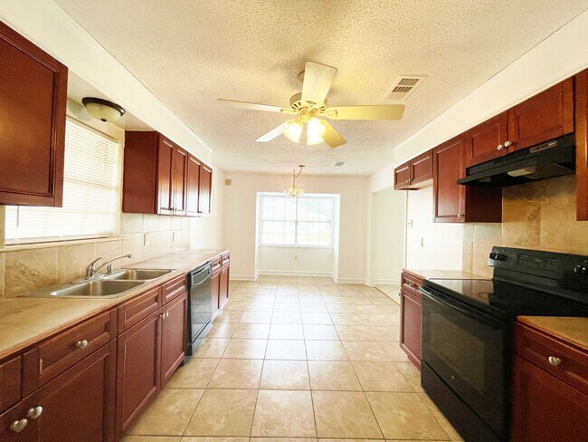 Foto del edificio - Spacious 4 Bedroom Home with Bonus Room in O'Neal Place