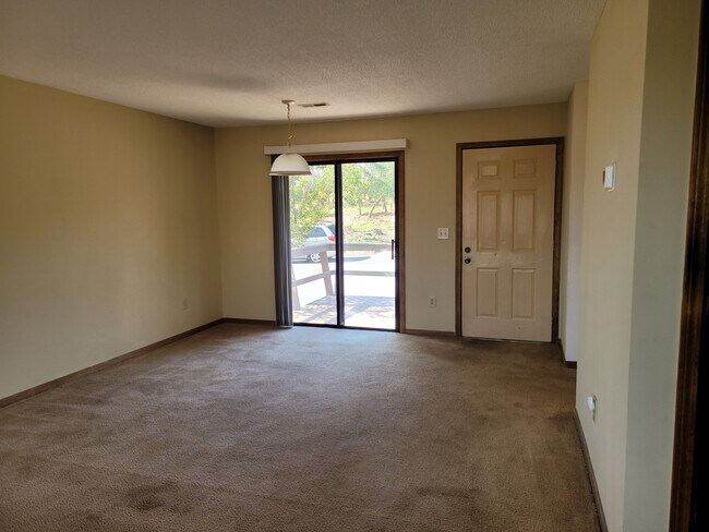 Living Room - 28 Greenleaf Ct