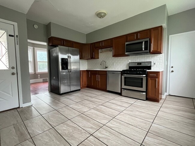 Building Photo - Amazing 3 Bedroom 1 Bathroom Home in West St. Paul