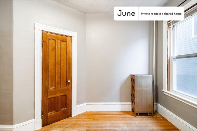 Building Photo - Room in Shared 5 bed/1 bath home