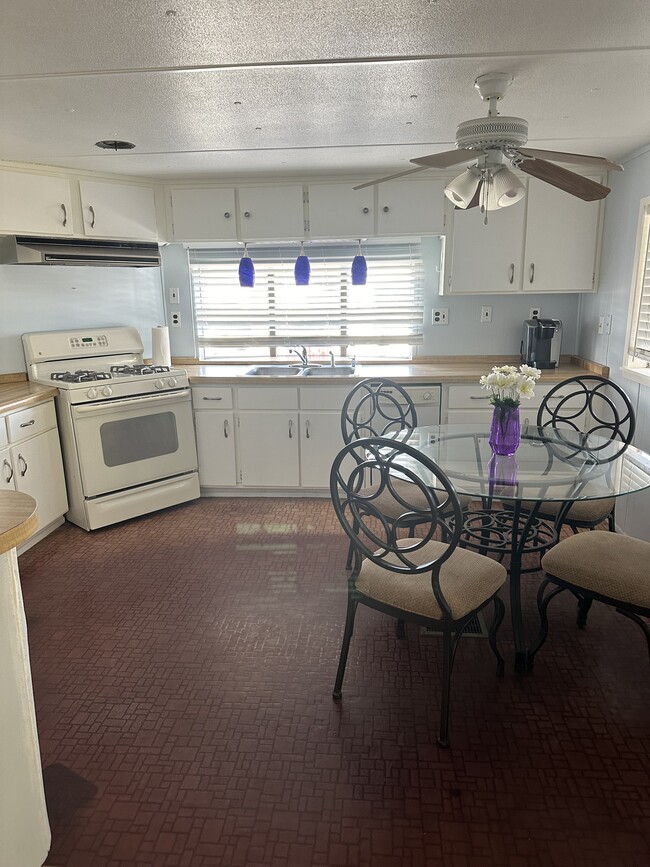 Eating Area - 2700 W 8th St