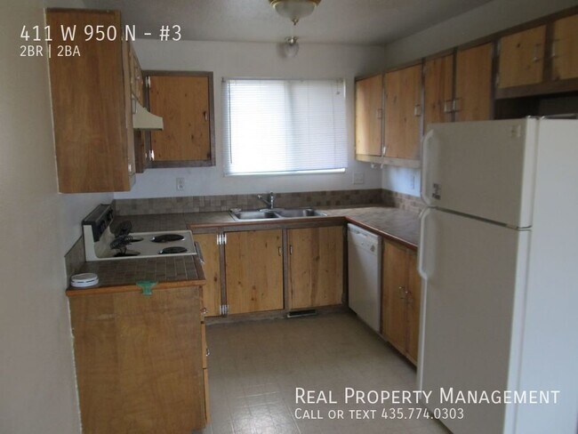 Building Photo - Pet friendly 2 br 1.5 bath townhome Availa...