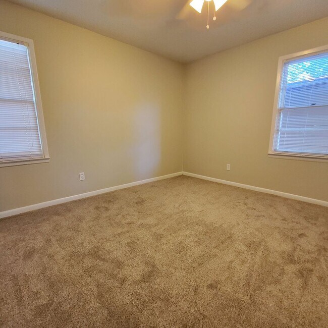 Foto del edificio - Charming 3/2 Home with Spacious Yard - You...