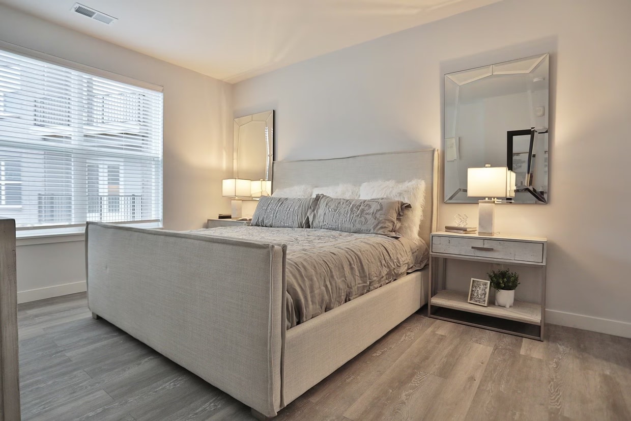 Building Photo - 160 E 95th St